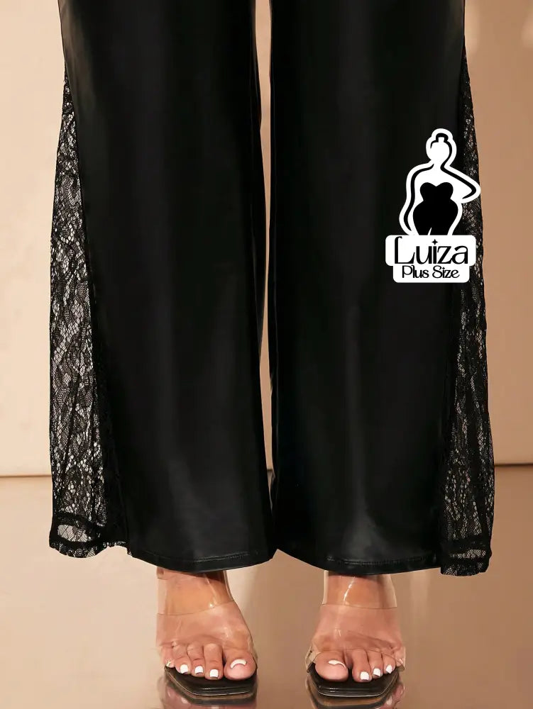 Calça Couro Sintético Recortes Laterais Renda Plus Size