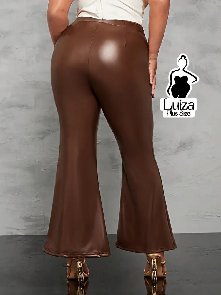 Calça Flare Couro Sintético Fenda Frontal Plus Size