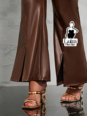 Calça Flare Couro Sintético Fenda Frontal Plus Size