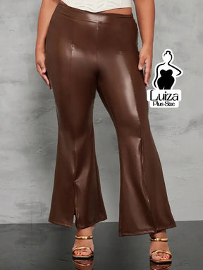 Calça Flare Couro Sintético Fenda Frontal Plus Size