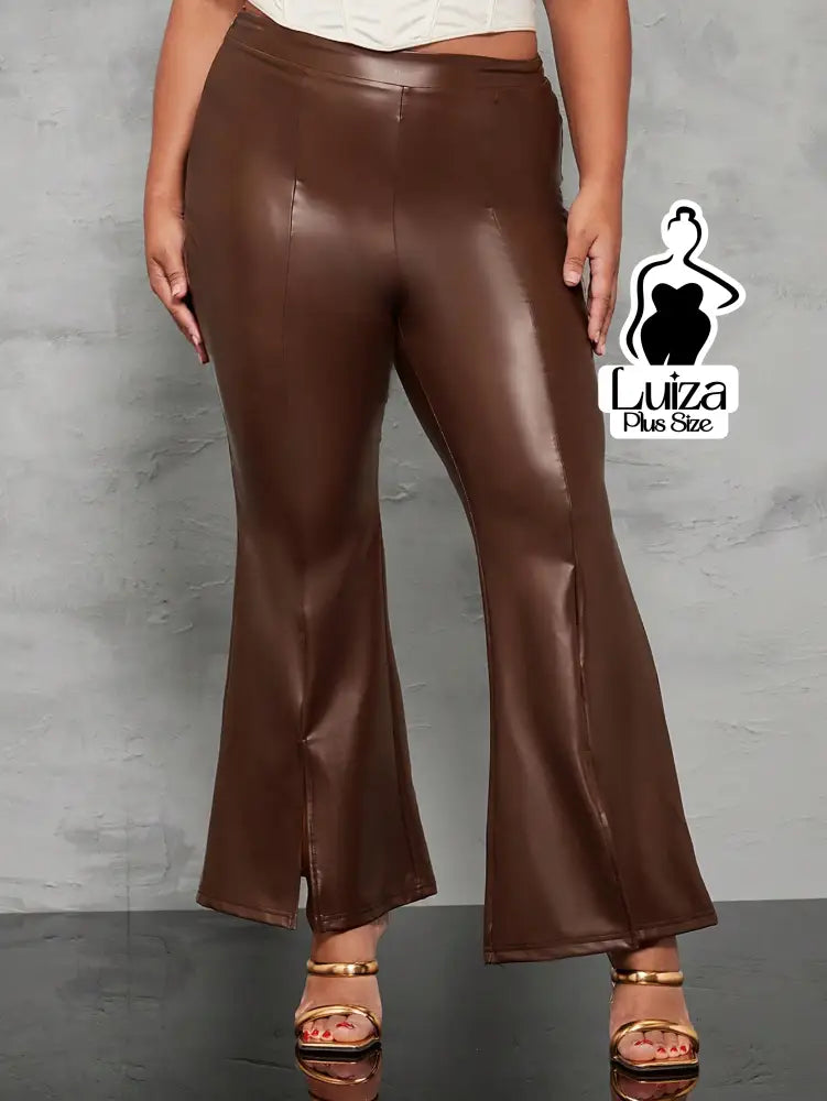 Calça Flare Couro Sintético Fenda Frontal Plus Size