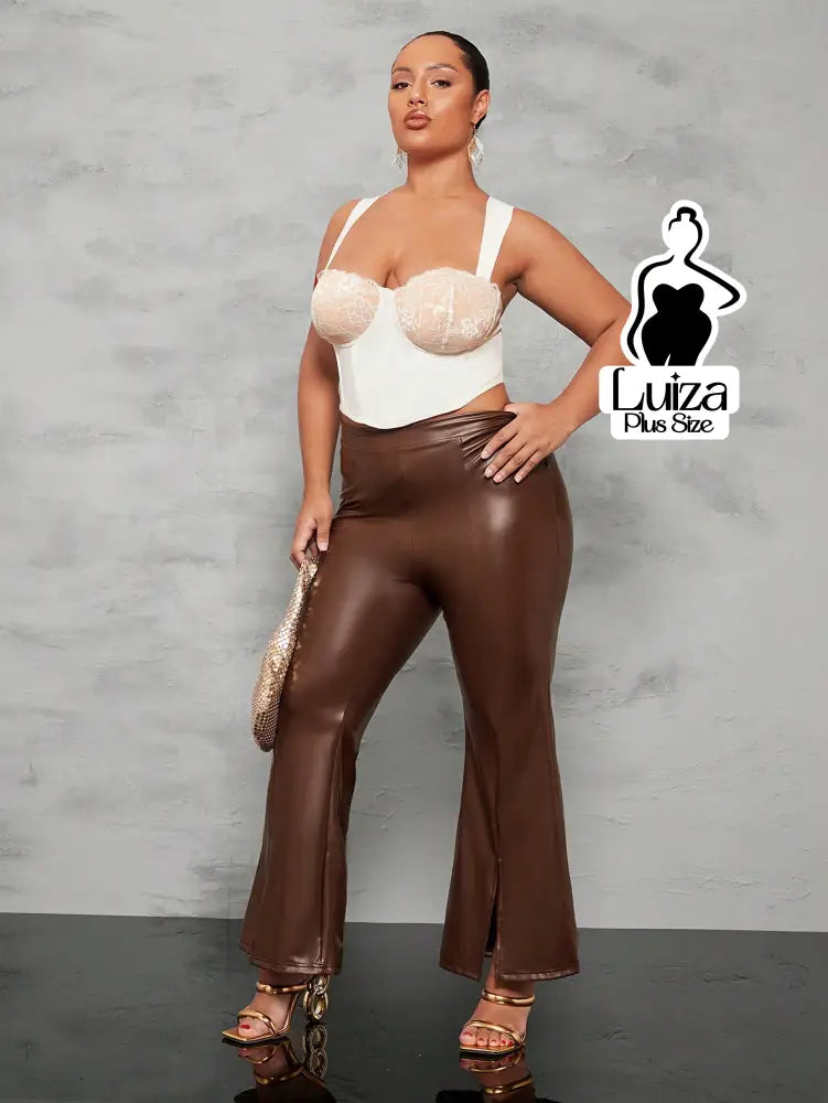 Calça Flare Couro Sintético Fenda Frontal Plus Size