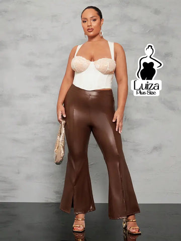 Calça Flare Couro Sintético Fenda Frontal Plus Size