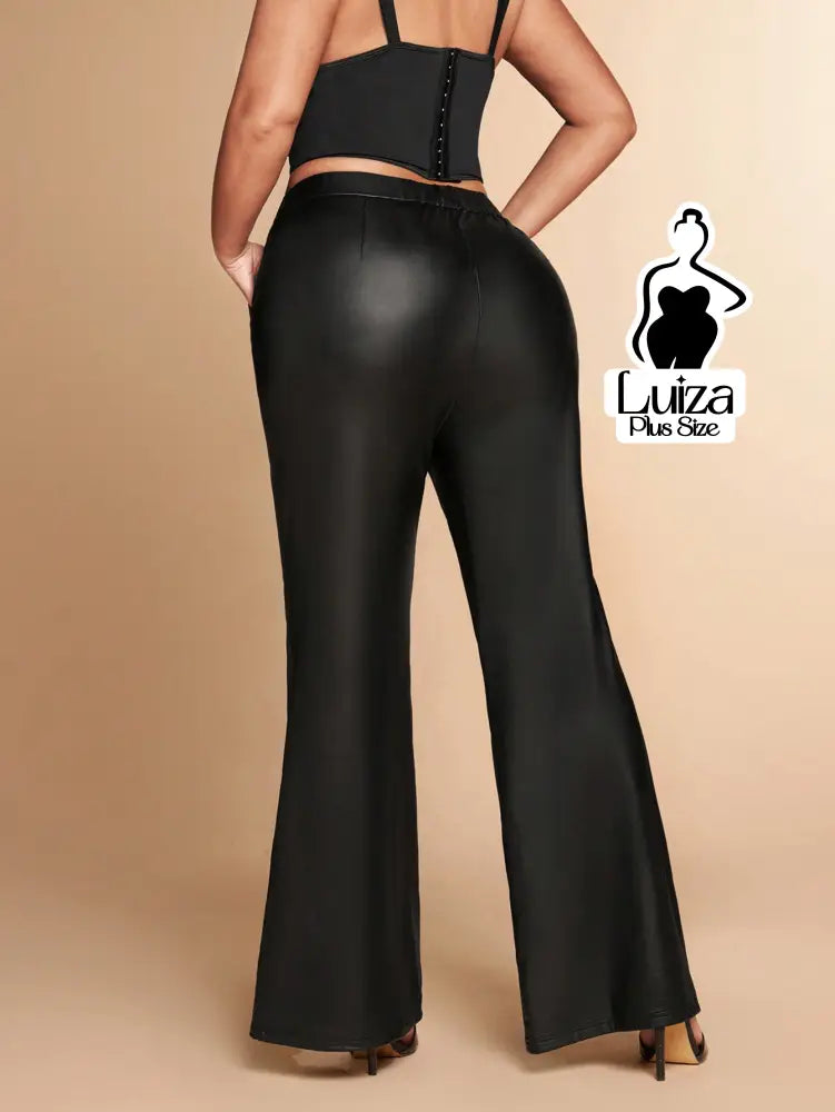 Calça Flare Efeito Couro Cintura Alta Elegante Plus Size