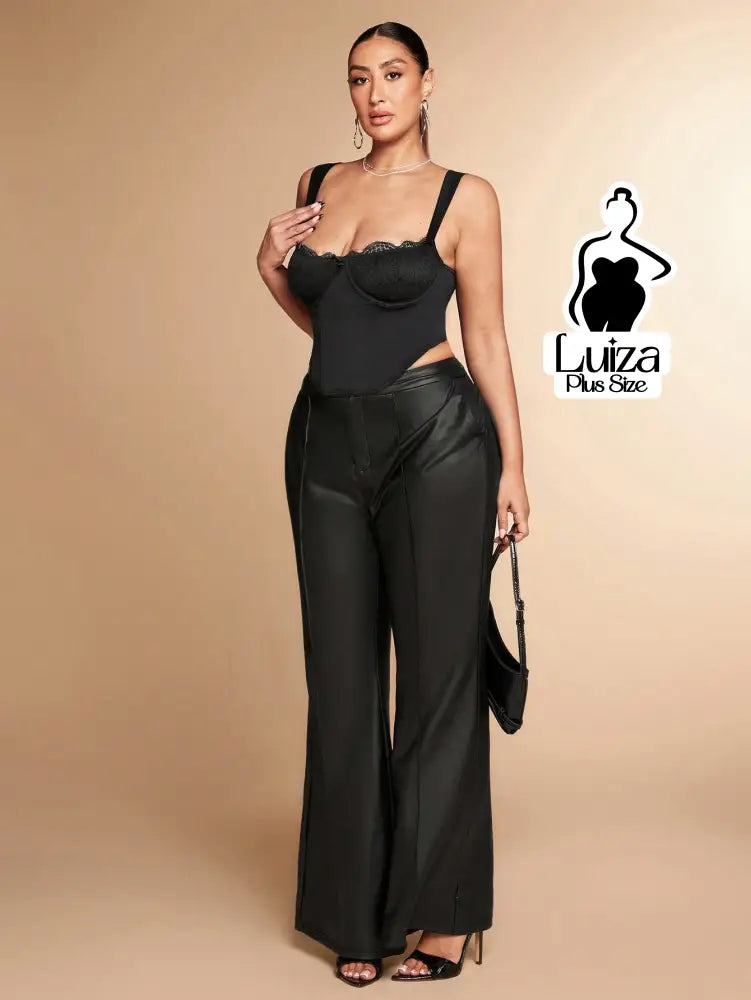 Calça Flare Efeito Couro Cintura Alta Elegante Plus Size