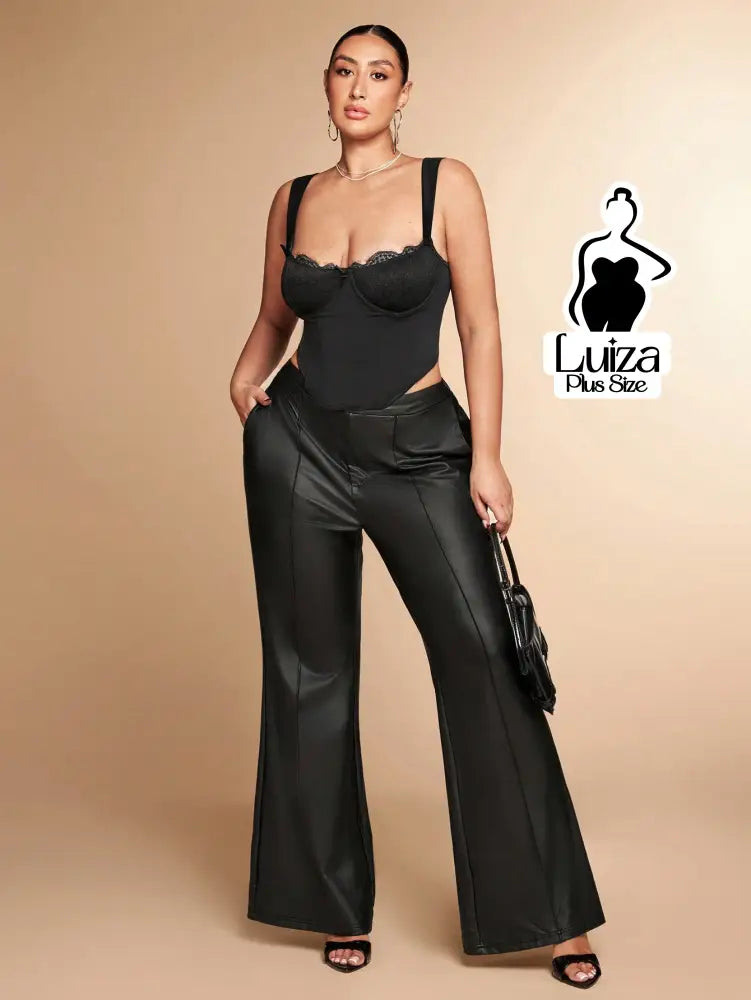Calça Flare Efeito Couro Cintura Alta Elegante Plus Size