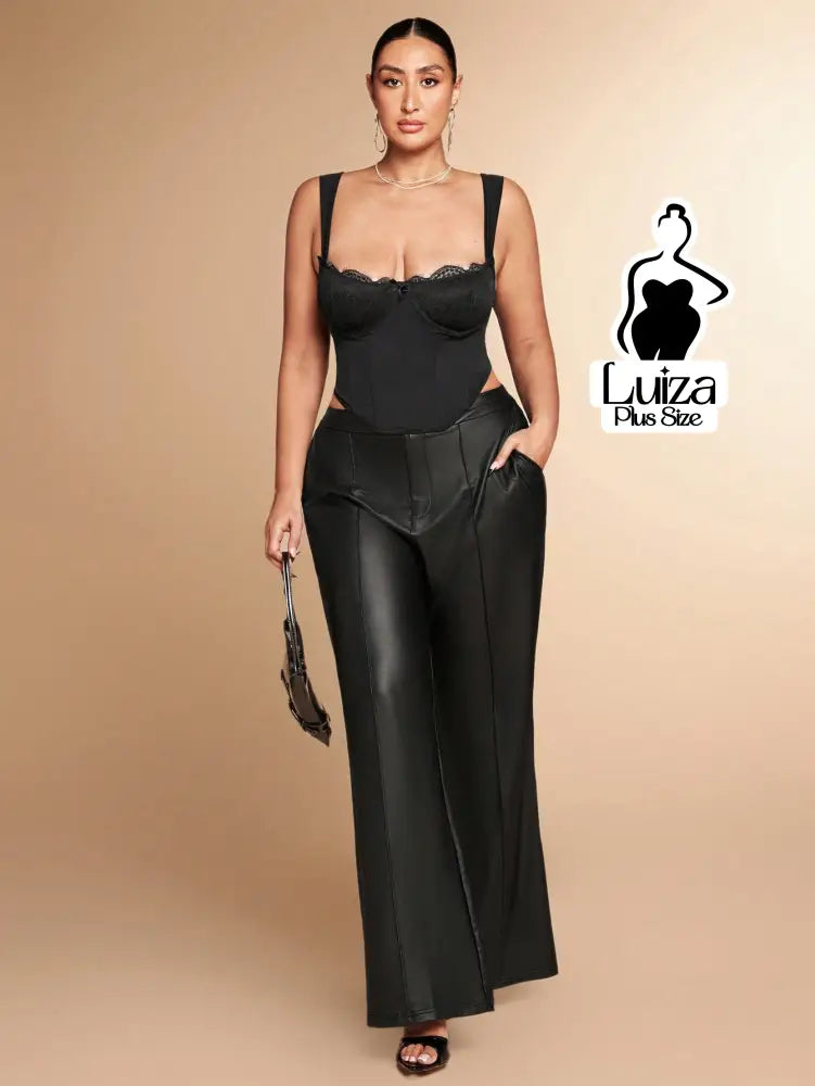 Calça Flare Efeito Couro Cintura Alta Elegante Plus Size