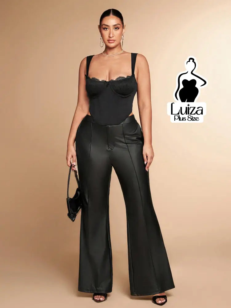 Calça Flare Efeito Couro Cintura Alta Elegante Plus Size
