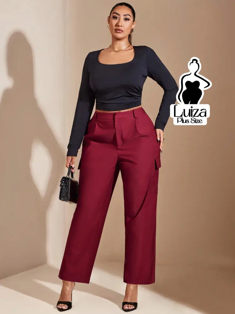 Calça Reta Alfaiataria Bolsos Cargo Cropped Plus Size
