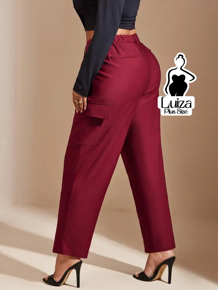 Calça Reta Alfaiataria Bolsos Cargo Cropped Plus Size