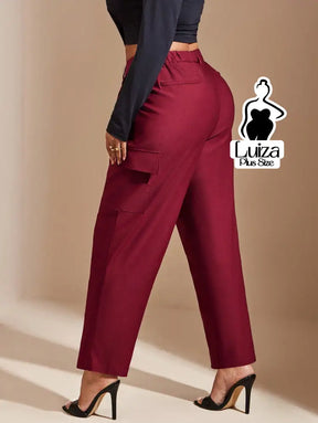 Calça Reta Alfaiataria Bolsos Cargo Cropped Plus Size