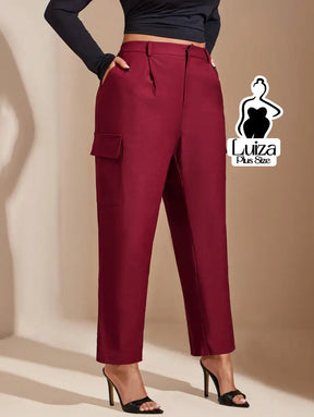 Calça Reta Alfaiataria Bolsos Cargo Cropped Plus Size