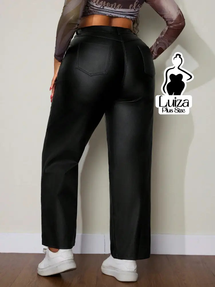 Calça Reta Cintura Alta Couro Sintético Moderno Plus Size