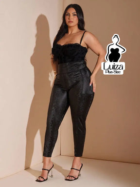 Calça Skinny Cintura Alta Efeito Couro Texturizada Plus Size
