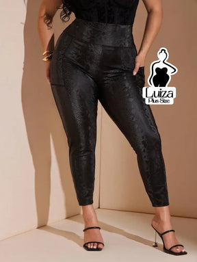 Calça Skinny Cintura Alta Efeito Couro Texturizada Plus Size