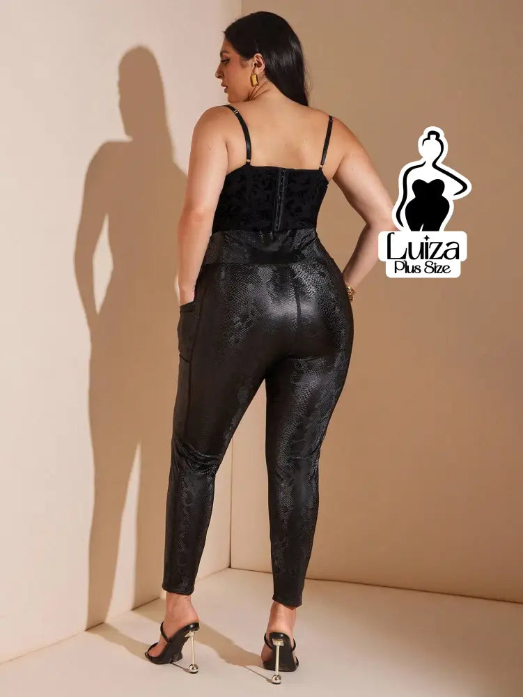 Calça Skinny Cintura Alta Efeito Couro Texturizada Plus Size
