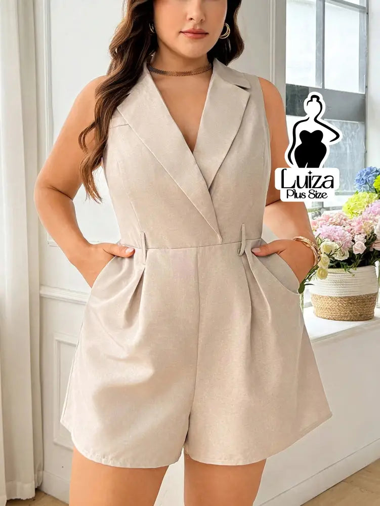 Macacão Curto Alfaiataria Lapela Decote Transpassado Plus Size