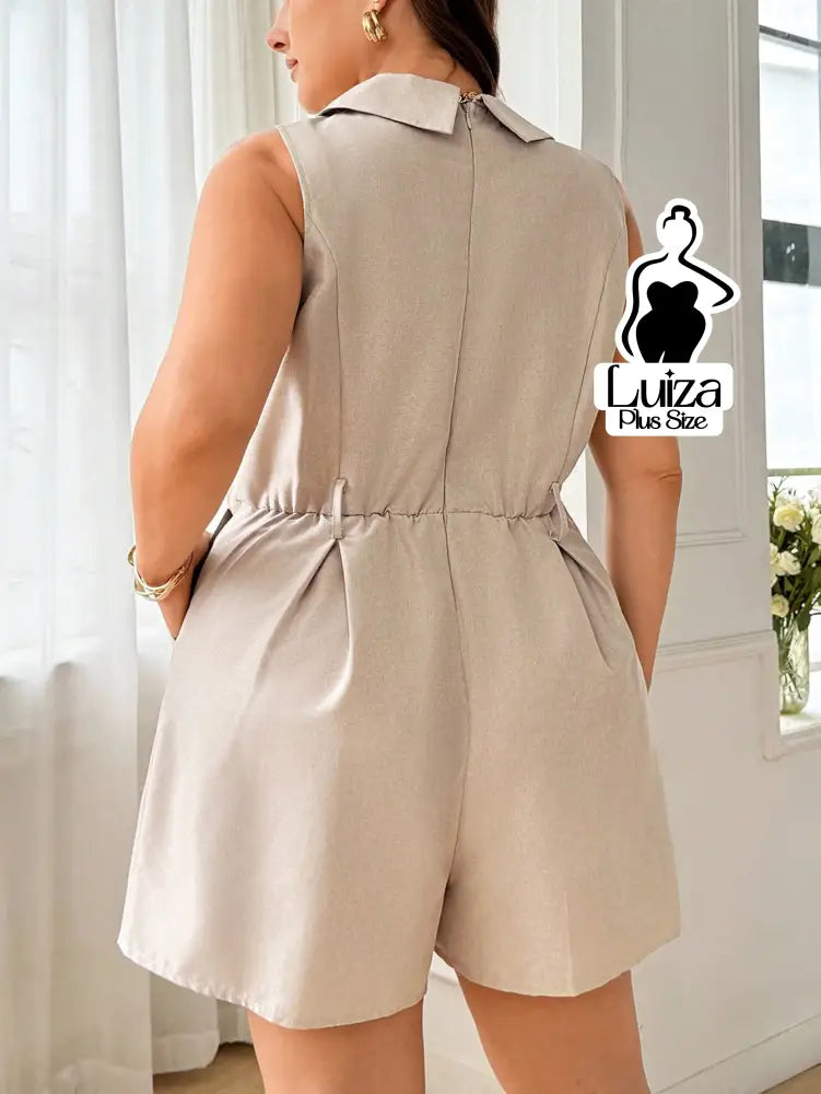 Macacão Curto Alfaiataria Lapela Decote Transpassado Plus Size