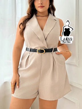 Macacão Curto Alfaiataria Lapela Decote Transpassado Plus Size