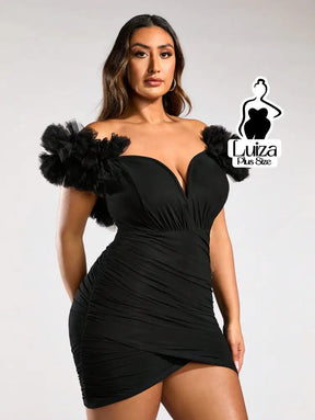 Vestido Curto Justo Manga Bufante Decote Profundo Plus Size