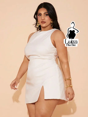 Vestido Curto Minimalista Sem Mangas Fenda Lateral Plus Size