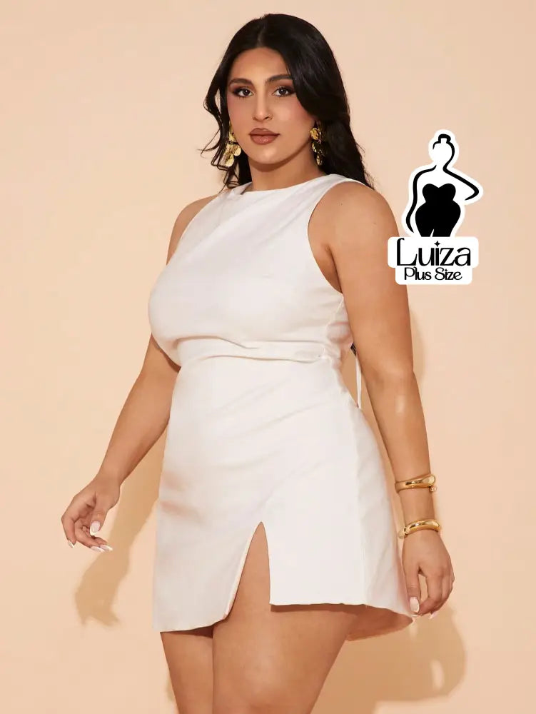 Vestido Curto Minimalista Sem Mangas Fenda Lateral Plus Size