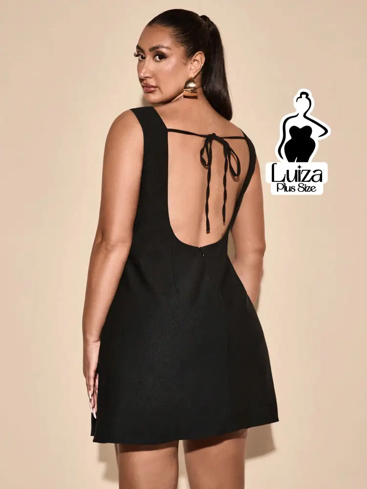 Vestido Curto Minimalista Sem Mangas Fenda Lateral Plus Size