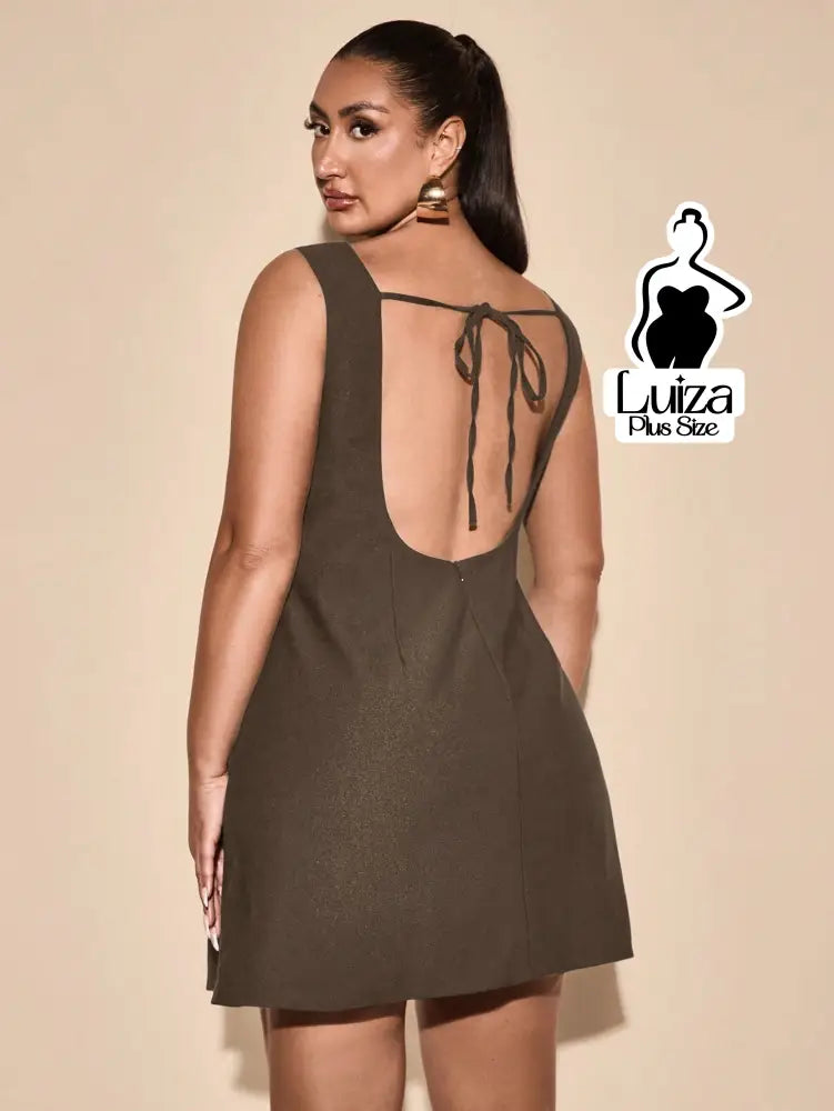 Vestido Curto Minimalista Sem Mangas Fenda Lateral Plus Size