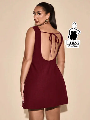 Vestido Curto Minimalista Sem Mangas Fenda Lateral Plus Size