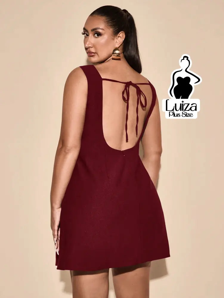 Vestido Curto Minimalista Sem Mangas Fenda Lateral Plus Size
