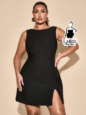 Vestido Curto Minimalista Sem Mangas Fenda Lateral Plus Size