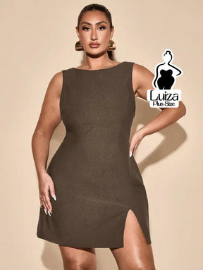 Vestido Curto Minimalista Sem Mangas Fenda Lateral Plus Size