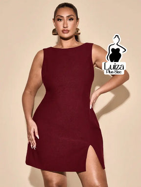 Vestido Curto Minimalista Sem Mangas Fenda Lateral Plus Size