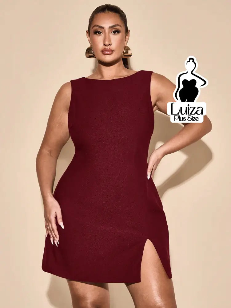 Vestido Curto Minimalista Sem Mangas Fenda Lateral Plus Size