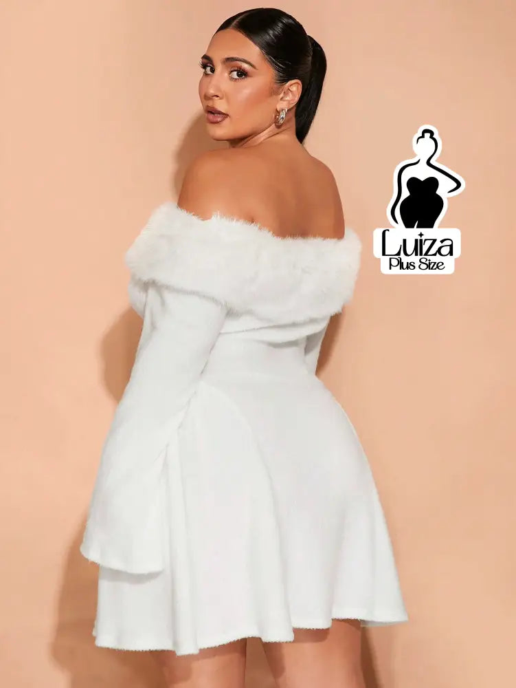 Vestido Curto Ombro A Ombro Plumas Manga Flare Plus Size