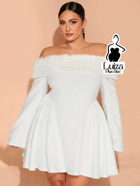 Vestido Curto Ombro A Ombro Plumas Manga Flare Plus Size