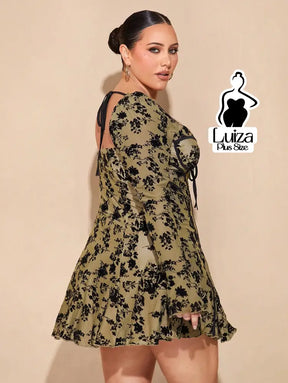 Vestido Curto Rodado Floral Manga Longa Flare Plus Size