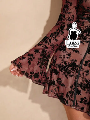 Vestido Curto Rodado Floral Manga Longa Flare Plus Size