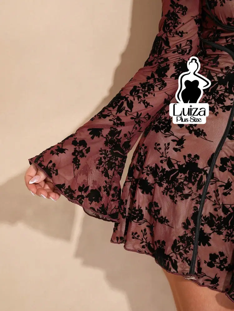 Vestido Curto Rodado Floral Manga Longa Flare Plus Size