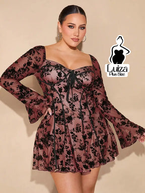 Vestido Curto Rodado Floral Manga Longa Flare Plus Size