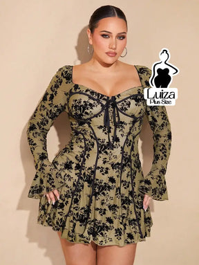 Vestido Curto Rodado Floral Manga Longa Flare Plus Size