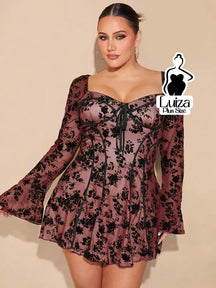 Vestido Curto Rodado Floral Manga Longa Flare Plus Size