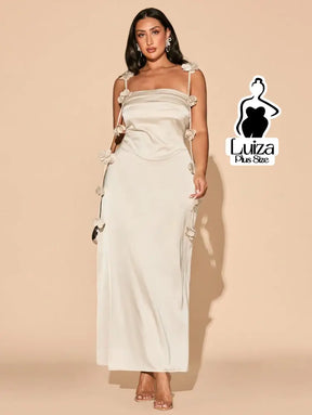 Vestido Longo Drapeado Aplicações Florais Laterais Plus Size