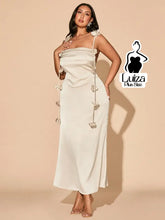 Vestido Longo Drapeado Aplicações Florais Laterais Plus Size