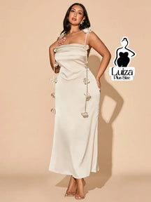 Vestido Longo Drapeado Aplicações Florais Laterais Plus Size