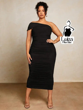 Vestido Midi Justo Um Ombro Só Efeito Drapeado Plus Size