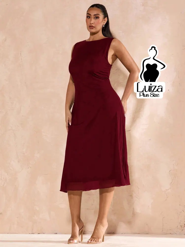 Vestido Midi Minimalista Sem Mangas Elegante Plus Size